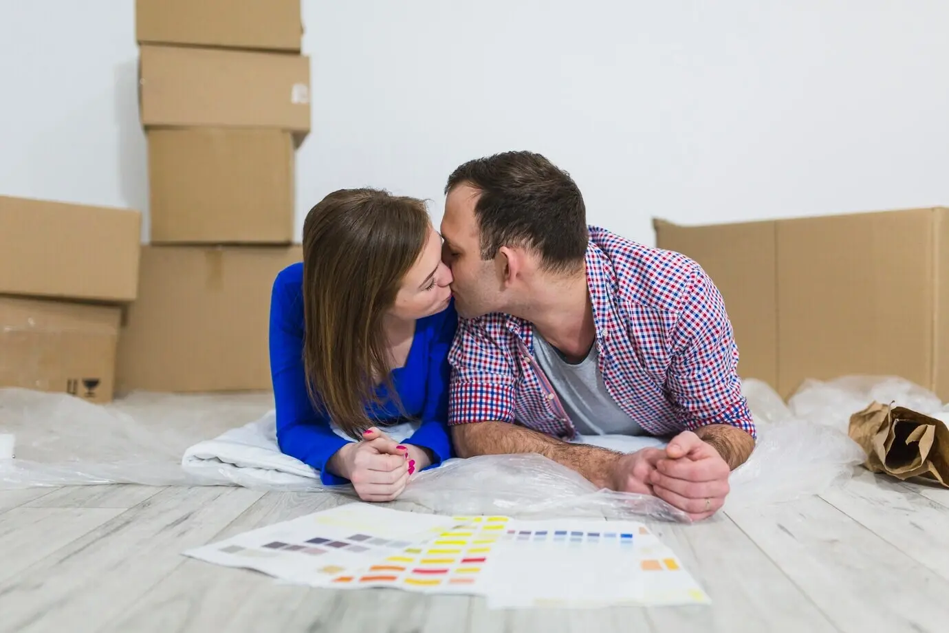 Пара целуется, выбирая цвет краски.