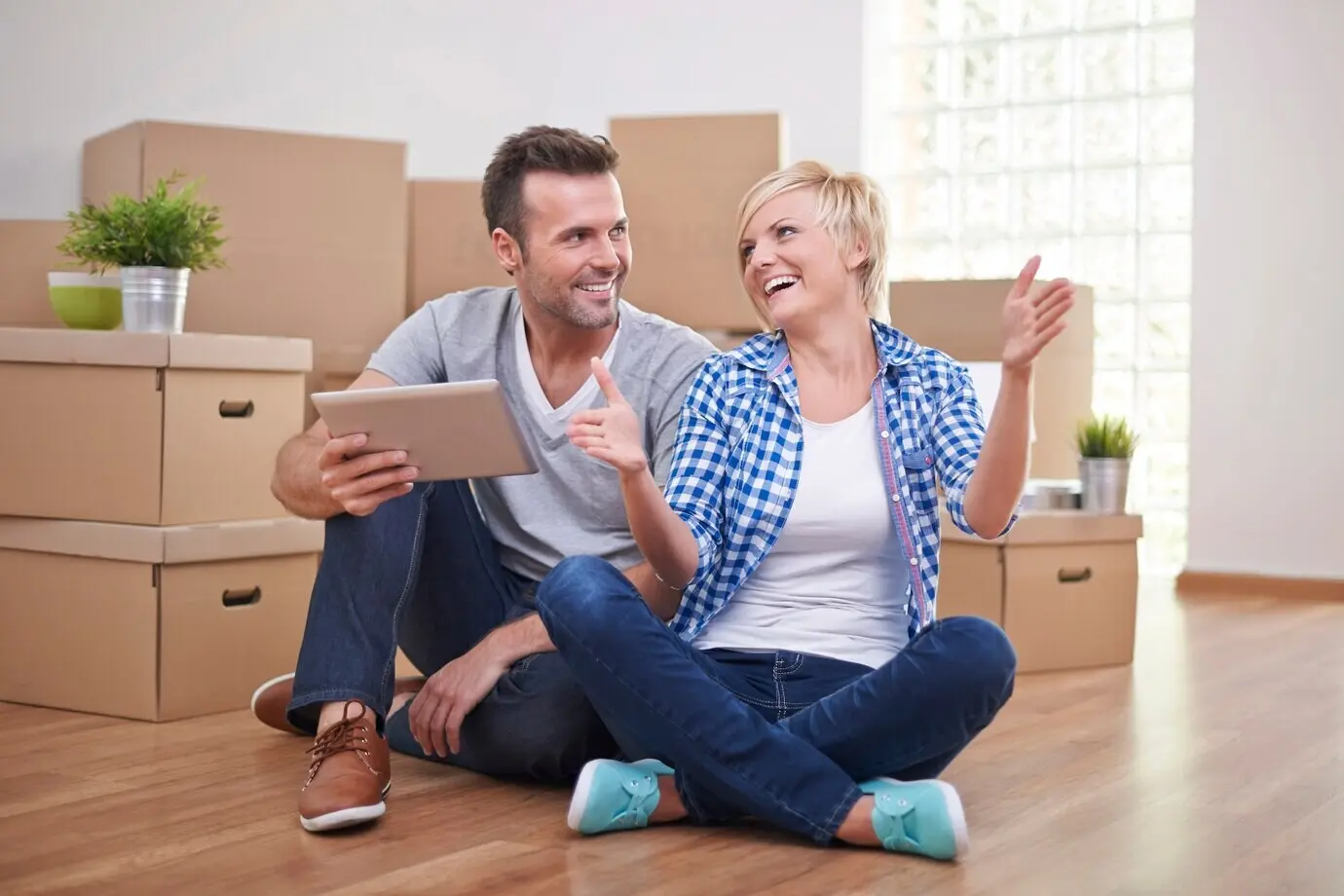 Думаю, новая книжная полка подойдет.